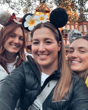 Chloé Dufour-Lapointe Instagram - C’est avec quelques jours de retard que je tenais à vous souhaiter une merveilleuse année 2023 ! 🥂  De mon côté, je ne pouvais demander mieux! J’ai terminé mon année 2022 en cochant sur ma bucket list un souhait que j’avais depuis longtemps: visiter New York à Noël ! 🎄  Après cette petite escapable magique, j’ai retrouvé ma famille sous le soleil de la Floride et j’ai commencé 2023 à la mer avec les pieds dans le sable ! 🏝️  J’espère que vous avez vous aussi passé de merveilleux moments avec vos proches et les gens que vous aimez ! 🧡