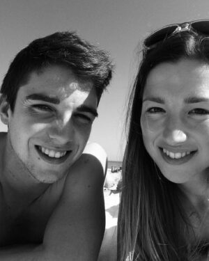 Chloé Dufour-Lapointe Instagram - Presque 18 ans ensemble…Notre belle histoire a débuté vers la fin de notre secondaire deux… 

Au travers notre jeunesse, nous avons grandit et évolué côte à côte… Nous avons vécu bien des hauts, mais aussi, comme tout le monde, des bas… Cependant, la communication et surtout l’amour que nous avions entre nous deux n’a jamais disparu! 

Des années à voyager de mon côté pour m’entraîner et partir en compétition… Nous avions convenu ensemble que je m’engagerais dans trois Jeux olympiques au travers des années… 

Ces troisièmes Jeux arrivèrent et je n’étais pas prêtes à arrêter. J’allais regretter de ne pas continuer… Malgré tout, tu m’as laissé m’envoler pour un autre 4 ans, afin de réaliser mon dernier et 4e rêve olympique! 

Mon loup, je t’aime et je ne te remercierai jamais assez pour ta patience et ton amour inconditionnel! 

À nous deux et à notre suite …