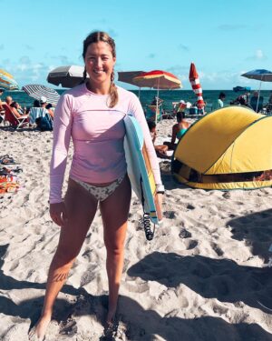 Chloé Dufour-Lapointe Instagram - C’est avec quelques jours de retard que je tenais à vous souhaiter une merveilleuse année 2023 ! 🥂  De mon côté, je ne pouvais demander mieux! J’ai terminé mon année 2022 en cochant sur ma bucket list un souhait que j’avais depuis longtemps: visiter New York à Noël ! 🎄  Après cette petite escapable magique, j’ai retrouvé ma famille sous le soleil de la Floride et j’ai commencé 2023 à la mer avec les pieds dans le sable ! 🏝️  J’espère que vous avez vous aussi passé de merveilleux moments avec vos proches et les gens que vous aimez ! 🧡