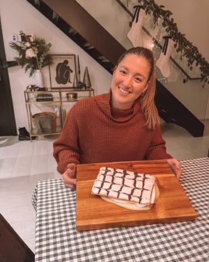 Chloé Dufour-Lapointe Instagram - ⭐️Vendredi, j’ai célébré mon anniversaire pour la première fois depuis très longtemps à la maison et surtout avec ma famille! 🤍

C’était wow, mais en même temps ça m’a parut un peu bizarre d’être chez moi, surtout que le début de la saison de bosses débutait ce week-end. Malgré tout, c’était le temps!☺️

⭐️Merci à ma famille pour une fête magique et à vous tous pour tous vos vœux d’anniversaire! Bisous!🤍