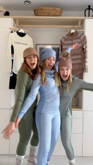 Chloé Dufour-Lapointe Instagram - Notre réaction à la première neige... 😅❄️

Chez les Dufour-Lapointe, disons que la première bordée de neige est toujours très appréciée 😂 On a donc décidé de lâcher notre fou en @tisseesserrees! ❄️

Pour nous, c’est signe que les activités hivernales approchent et c’est un moment parfait pour vous préparer à être au chaud avec notre jolie collection automne-hiver 2023 de @tisseesserrees ! ❄️🤍