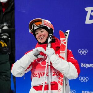 Chloé Dufour-Lapointe Instagram - 🤍 La saison de compétition qui vient de passer a été vécue en sachant pertinemment que je faisais mon dernier tour de piste. J’ai décidé de vivre pleinement mes derniers moments en appréciant au maximum chaque instant, tant à l'entraînement qu'en compétition sur le Circuit de la Coupe du monde.
.
L’amour de mon sport est toujours bien présent et ce n’est pas sans peine, mais avec un sentiment d’accomplissement et de sérénité, que je vous annonce qu’il est maintenant temps pour moi d'accrocher mes skis de compétition.
.
Ma carrière fut parsemée de hauts, de bas, de succès, de défis, de pleurs et de joie. Toutes ces expériences inestimables et ces moment marquants ont forgé la femme que je suis aujourd’hui.
.
Cet été, j’ai pris le temps de mettre en mots l'essentiel de ma carrière et de tous les rêves que j’ai portés. Ce récit, je vous le livre avec tout mon cœur dans une lettre ouverte que j’ai écrite pour célébrer ma carrière de skieuse.
.
Je vous invite à aller lire la version intégrale de ma lettre et à regarder la vidéo qui l’accompagne (lien dans la bio).
.
Je suis née rêveuse et rêveuse, je rêverai… ✨
.
.
.
I have been through the last competition season knowing that I was doing my last dance. I decided to live my last moments to the fullest by appreciating every moment, both in training and in competition on the World Cup circuit.
.
The love for my sport is still very present and it is not without difficulty, but with a feeling of accomplishment and serenity, that I announce to you that it is now time for me to hang up my competition skis.
.
My career has been full of ups, downs, successes, challenges, tears and joy. All of these invaluable experiences and defining moments have shaped the woman I am today.
.
This summer, I took the time to put into words the essence of my career and all the dreams I have carried. This story, I tell you with all my heart in an open letter that I wrote to celebrate my career as a skier.
.
I invite you to read the full version of this message and watch the accompanying video (link in bio).
.
I was born a dreamer and a dreamer, I will dream...