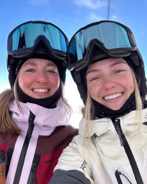 Chloé Dufour-Lapointe Instagram - Aujourd’hui, c’est la fête de ma petite sœur @justinedufourlapointe ! Un petit bélier qui ne se laisse pas piller sur les pieds mais qui a un cœur en or et une joie de vivre contagieuse! Je t’aime 🤍👯‍♀️🤍