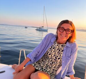 Chloé Dufour-Lapointe Instagram - À notre belle maman,
 
Tu as toujours aimé la vie sur l’eau et tu as toujours eu le vent dans les voiles.
Avec Yves ton seul et unique grand amour! 
 Tu as su vivre et mener à bon port vos projets les plus fous. Votre amour, fort, inébranlable, nous sert aujourd’hui d’exemple et de carte pour nous aider à naviguer dans les marées hautes mais aussi les marées basses de la vie! 
 
Il y a tant d’histoires que nous pourrions raconter à ton sujet. Ton authenticité et humilité n’avaient d’égal. Tu avais ce don de marquer les gens que tu rencontrais. Par ta vivacité d’esprit, la justesse de tes mots et tes convictions inébranlables. Ta boussole intérieure a toujours guidé ton périple, sans faille, à l’image de ton intégrité. 
 
Tu aimais tant les marinières et ton chapeau Tilley. Tu ne te lassais jamais des couchés de soleil en bateau à Deep Bay. Tu étais toujours partante pour une bonne game de dés ou surfer les vagues avec ton Boogie! Le disco a toujours fait vibrer ton coeur! Ta dent sucrée ne pouvait résister au gâteau au chocolat. Tu n’as jamais eu froid aux yeux, tu attaquais chaque projet de plein fouet! Ce que tu aimais, tu l’aimais entièrement!
 
Capitaine de notre famille, 
La famille a certainement été ton ancrage le plus profond. Une valeur profonde dont tu nous as transmise l’importance. Une valeur qui nous a donné la force de t’accompagner. Une valeur qui nous relie tous ensemble aujourd’hui et pour toujours. 
 
Tes trois poupées, ton plus beau trésor à protéger!  Probablement ta plus grande fierté. Maman ours, tu nous as si bien accompagné, si bien guidé, toujours dans l’amour. Tout en nous montrant comment traverser les difficultés avec grâce, la tête haute! 
 
Tu disais toujours on a le droit de pleurer 20 minutes, mais qu’il faut se retrousser les manches après. Si tu le permets on va prendre plus que 20 minutes pour cette fois-ci. Tu nous as permis de naviguer dans nos rêves les plus fous pour que nous puissions devenir les belles et grandes femmes que tu voyais en nous. Par-dessus tout, tu nous as montré ce qu’est l’amour inconditionnel d’une mère. 

 Suite du texte en commentaire…
