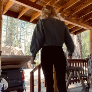 Chloe Farnworth Instagram - Hey from Big Bear! 👋🏻👷‍♀️⚒️⛰️