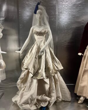 Chloé Leenheer Instagram - Kicking off the New Year with a burst of inspiration at the ‘Royals & Rebels’ exhibit in @kunstmuseum.nl . They’ve got the iconic Vivienne Westwood bridal gown worn by Carrie in ‘Sex and the City’, and the array of stunning outfits worn by Lady Diana. It’s fascinating to see how these outfits transcend fashion, becoming true works of art.