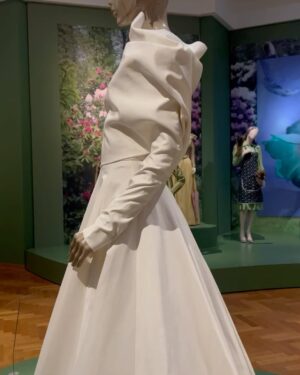 Chloé Leenheer Instagram - Kicking off the New Year with a burst of inspiration at the ‘Royals & Rebels’ exhibit in @kunstmuseum.nl . They’ve got the iconic Vivienne Westwood bridal gown worn by Carrie in ‘Sex and the City’, and the array of stunning outfits worn by Lady Diana. It’s fascinating to see how these outfits transcend fashion, becoming true works of art.