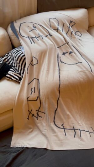 Chloé Leenheer Instagram - Absolutely the sweetest gift to give yourself or someone special... Together with Alfie, I created a drawing that has been transformed into a cozy blanket by @relooped_by_you . This blanket features the first time he wrote his own name and a collection of Andy Warhol cats that he learned to draw in Rox’s class. It’s just so adorable and fun. Just a loving tip, nothing sponsored here. Would you enjoy more gift ideas for the holidays?