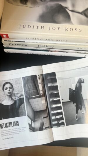 Chloé Leenheer Instagram - Mijn dank is groot voor @fdpersoonlijk , die mijn project belichtte afgelopen weekend! Tegelijkertijd tikken de laatste dagen van onze crowdfunding weg - het is alles of niets. Elke bijdrage telt nu écht. 
Wil je bijdragen? Dat kan gaan om een donatie naar keuze, een pre-order van het te publiceren boek of exclusieve museumprint. Zonder jou geen succes, help je mij?
De link is te vinden in mijn bio! 🙏🏽♥️