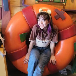 Chloe Noelle Instagram - Disney days after school 💕💕💕
.
.
.
#themepark #themeparknerd #contentcreator #chloenoelle #chloeirl