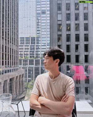 Cho Seung-yeon Instagram - 뉴욕현대미술관(MoMA) 6층 테라스 카페에서 내려다 본 도시 모습은 미술관에 있던 다른 작품들 만큼이나 뉴욕의 미학을 한눈에 보여주는 것 같았습니다.

맨하탄 섬에서 아직 개발되지 않은 지역들이 1807년 남북으로 통하는 14개의 긴 길(Avenue)과 156개의 동서로 통하는 짧은 길(Street)로 나뉘면서 오늘날 바둑판 형태의 맨하탄 그리드가 완성됐습니다. 

건축가 Rem Koolhaas는 ‘뉴욕의 평면적 엄격함이 오히려 3차원적 창의성을 폭발시켰다’며, 질서정연하면서 동시에 엉망인 « 경직된 무질서 »야말로 이 도시의 매력이라고 했습니다.

테라스에 앉아 뉴욕 시내를 가만히 내려다보면 마치 테트리스 게임 속으로 들어간듯 위로 솟은 다양한 높낮이의 건물들과 빽빽한 격자 사이를 오가는 사람들의 다채로운 삶과 에너지가 느껴집니다. 

뉴욕 그 자체야말로 최고의 모더니즘이 아닐까 싶네요 🇺🇸