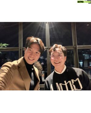 Cho Seung-yeon Instagram - 캘리포니아 나파밸리의 와이너리 𝑻𝒆𝒙𝒕𝒃𝒐𝒐𝒌이 서울에서 주관한 디너 모임에 초대해주셔서 다녀왔습니다 🍷

와이너리의 농장주이자 와인메이커인 𝑱𝒐𝒏𝒂𝒕𝒉𝒂𝒏 𝑷𝒆𝒚와 흥미로운 이야기들 나누면서 와인에 대해 더 많이 배울 수 있었는데요. (병에 사인도 받음😁)

와인 마개로 사용되는 코르크 나무를 심으면 첫 수확까지 약 40년이 걸리고, 9년에 한번씩만 수확이 가능하다는 𝑱𝒐𝒏𝒂𝒕𝒉𝒂𝒏의 이야기가 개인적으로는 가장 흥미로웠네요. 

평소 너무 좋아했던 유현준 교수님을 비롯해 멋진 분들과의 멋진 시간! 
𝑻𝒉𝒂𝒏𝒌𝒔 𝒇𝒐𝒓 𝒕𝒉𝒆 𝒊𝒏𝒗𝒊𝒕𝒆 👍 #textbook