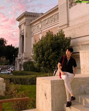 Cho Seung-yeon Instagram - #ʀᴏᴍᴇ 🇮🇹
이번 여행의 마지막 도시 로마. 

고대 로마의 흔적과 더불어 초기 기독교의 역사가 돌 속 깊이 새겨진 도시죠. 
보르게제 공원 뒷편을 따라 걷다보면 고대 로마에서 방금 튀어나온 건물처럼 생긴 ‘로마 국립 현대 미술관(ɢᴀʟʟᴇʀɪᴀ ɴᴀᴢɪᴏɴᴀʟᴇ ᴅ’ᴀʀᴛᴇ ᴍᴏᴅᴇʀɴᴀ)’이 보입니다. 

각 전시관에는 이탈리아가 낳은 최고의 모던 아티스트(모딜리아니, 디 키리코, 자코메티 등)의 작품들이 고대 작품을 오마쥬한 조각들과 배치되거나, 파격적이고 아방가르드한 작품들과 함께 연출되어 고대와 현대를 넘나드는 대조미를 한껏 느낄 수 있었습니다. 

그 안에서 이탈리아의 현대 미술은 마치 로마의 유구한 역사가 남긴 대리석 만큼의 무게와 중압을 떨쳐내고자하는, 일종의 절규처럼 느껴지기도 했던 점이 인상적이었습니다.

가벼운 마음으로 입장했다 오랜 시간 사색하며 감상했네요. (규모도 어마어마합니다)

로마를 여행하시다 문득 고대 로마의 거대함이 삭막하게, 바로크의 화려함이 어지럽게 느껴지기 시작할 때 쯤(ㅋㅋ) 새로운 활력소를 얻을만한 스팟으로 추천드립니다.  #rome #italy #lagallerianazionale