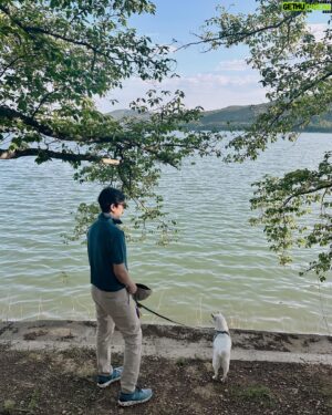 Cho Seung-yeon Instagram - _
2박3일 경주. 반려견과 함께라 유적지는 많이 못둘러봤지만 생각보다 반려견과 함께 산책할 수 있는 산책로나 카페들이 구석구석 많아서 좋았습니다. 

이번주 날씨가 워낙 구름한점 없이 좋기도 했지만 날씨 치트키 감안하더라도 경주 해질녘 풍경은 가히 예술이었구요. 
사진 속 공간인 첨성대 주변 산책로와 보문호반길은 꼭 또 걷고 싶네요 😉