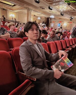 Cho Seung-yeon Instagram - 브로드웨이의 극장들은 1900년대 초 다양한 버라이어티와 오락, 촌극을 다루던 보드빌(Vaudeville)극장으로 시작해 뉴욕재정이 어렵던 20세기 중반에는 성인 영화관의 모습으로, 그 후 뮤지컬의 대중적 인기와 함께 오늘날의 모습으로 변모해온 경우가 많습니다.

제가 얼마전 방문한 Walter Kerr 극장도 비슷합니다. 서울에 있는 현대식 극장만큼 무대장치나 조명이 기술적으로 자유롭진 않지만, 오래되고 고풍스런 멋에 둘러쌓여 무대를 가까이 보는 경험은 또다른 매력이 있었습니다. 

오랜만에 브로드웨이에서 관람한 뮤지컬 Hades Town은 작년에 서울에서도 라이선스 버전으로 재밌게 관람했던 작품인데요. 같은 작품, 다른 프로덕션의 두 버전을 비교해가며 보는 재미가 굉장히 쏠쏠했습니다.  #nyc #broadwaymusical