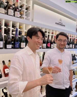 Cho Seung-yeon Instagram - 🥂 Afternoon champagne @ma_jolie_bouteille 
⠀
프랑스 상파뉴 지역에서 샴페인을 만드는 친한 친구 토마네 와인샵 마졸리부떼이 오픈 1주년 축하파티 🥳
⠀
이태원 하얏트호텔 앞 골목길에 있는 작은 가게인데 센스있는 셀렉션이 가득하고, 특히 국내에서 접하기 어려운 프랑스 비주류 지역 와인들이 많아 좋습니다.