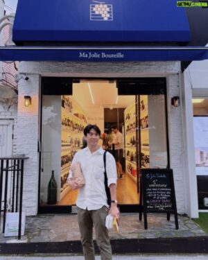Cho Seung-yeon Instagram - 🥂 Afternoon champagne @ma_jolie_bouteille 
⠀
프랑스 상파뉴 지역에서 샴페인을 만드는 친한 친구 토마네 와인샵 마졸리부떼이 오픈 1주년 축하파티 🥳
⠀
이태원 하얏트호텔 앞 골목길에 있는 작은 가게인데 센스있는 셀렉션이 가득하고, 특히 국내에서 접하기 어려운 프랑스 비주류 지역 와인들이 많아 좋습니다.