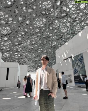 Cho Seung-yeon Instagram - 저는 짧은 휴가차 아랍에미리트의 수도 아부다비에 와있습니다 🇦🇪

파리 루브르 박물관에서 우리가 볼수있는 작품들이 전체 수장고의 작품들 중 약 8%정도 밖에 안된다죠. 

장 누벨이 건축한 이곳 아부다비 루브르에서는 파리 루브르와의 장기 협약으로 파리에서는 보지못한 루브르의 소장품을 비롯해 아름다운 중동문화유산을 즐길 수 있었습니다. 

특정하게 보고싶은 작품이 있거나, 관심있는 시대가 있는 경우라면 파리 루브르가 압도적이겠지만, 세계미술사에 대한 개괄을 한번에 보고 느끼고싶은 분들이라면 아부다비 루브르에서도 훌륭한 큐레이션을 제공하고 있으니 꼭 한번 방문해보시길 추천합니다 :) 

#abudhabi