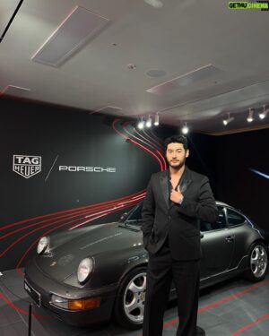 Choi Gwang-rok Instagram - #광고
 #TAGHeuer #TAGHeuerCarrera #크로노스프린트

올해는 두 브랜드의 아이코닉한 컬렉션인 태그호이어 까레라와 포르쉐 911의 60주년을 공동으로 기념해서 출시했는데요.

단 9.1초 만에 도달하는 최초의 포르쉐 911의 제로백 기능을 재해석하여 크로노그래프에 탑 재했고, 레이싱카의 모티프가 반영되어 있는 레드 디테일도 시계 전체에 은은하게 스며들어 저처럼 시계를 좋아하시는 분들이라면 눈여겨 볼만한 디자인이네요. 

포르쉐911과 태그호이어의 헤리티지가 느껴지는 태그호이어 까레라 크로노스프린트 X 포르쉐 
스페셜에디션 꼭 직접 눈으로도 즐겨보시고 착용해보세요 👍