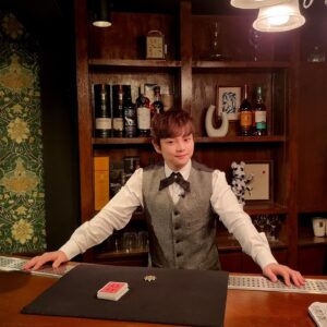 Choi Hyeon-woo Instagram - 🎩🍷 Welcome to Magic bar #최현우 #magic #magician #마술