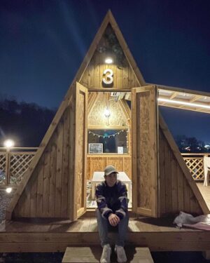 Choi Hyeon-woo Instagram - Counting star ⭐️🏕 #사노리숲캠핑장 #최현우 #마술같은밤