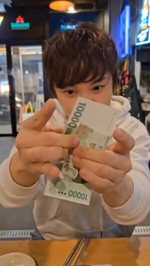 Choi Hyeon-woo Instagram - 💶   🖊️ = 🎩 
#최현우 #magic #마술 #키위랩  @hansonchien529