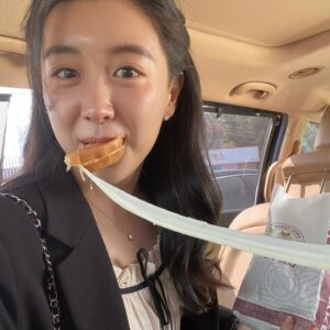 Choi Hyo-eun Instagram - 십원빵 재밌네😝