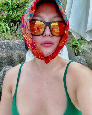 Choi Hyun Mi Instagram - 레이저 받고 수영장 가는아이 나야나🤭 얼굴지켜!!😎🩵