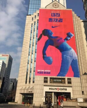 Choi Hyun Mi Instagram - 이제 일주일 남은 마지막 20대...
최고의 복서 메이웨더를 (@floydmayweather )만났고,
나이키코리아 (@nike.korea)와 함께했고
WBA 복싱세계챔피언 6차방어전에 성공했다, (@wbaboxingofficial )
한해를 뒤돌아 보며 올해도 참 많은인연과 열심히 살아온 나에게 박수를 보내고싶다.
힘든일도 행복한 일도 많았던 20대 그리고 올해 
저와 함께한 모든 분들께 감사드립니다🙏
다가오는2019년 새해 복 많이 받으세요 🙆‍♀️💕
메리크리스마스🎄
.

#2018 #마지막20대 #메리크리스마스 #해피뉴이어 #floydmayweather #메이웨더 #나이키코리아 #nikekorea #✔ #wba #worldchampions #hyunmichoi
#6times #defense #🥊 #👏 #👑 #2019 #restart