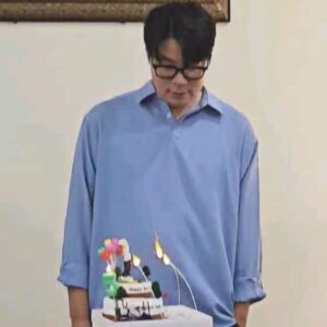 Choi Hyun-seok Instagram - 30년경력 시니어 요리사의 9주년을 맞이하는 화석같은 팬까페
크레이지키친
비록 1년에 한번 모이지만 늘 응원해주시는 그마음에 항상 고마움을 느낌니다
그 희귀하다는 신입 1분도 참여하신 이번 모임
매년 축하하주셔서 또 감사드립니다

늘 열심히 요리하는 모습으로 보답 드릴께요
#크레이지키친 #크레이지키친정모 #감사합니다