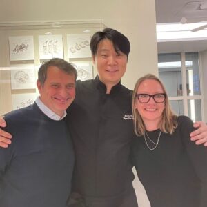 Choi Hyun-seok Instagram - 명실상부 프랑스 론 지역 최고 와인생산자.
에르미따쥬의 쉬라 포도품종의 명작을 만드는 생산자
Jean louis Chave 님께서 쵸이닷을 방문해 주셨습니다

King of Rhone

오늘 너무 과한칭찬을 해주셔서 부끄럽기도 했지만 요리하는 보람이 큰 하루였습니다

묵묵히 나다운 재미있고 즐거운 창의적인 요리로 정진하겠습니다

#jeanlouischave #restaurant #CHOIDOT