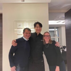 Choi Hyun-seok Instagram - 명실상부 프랑스 론 지역 최고 와인생산자.
에르미따쥬의 쉬라 포도품종의 명작을 만드는 생산자
Jean louis Chave 님께서 쵸이닷을 방문해 주셨습니다

King of Rhone

오늘 너무 과한칭찬을 해주셔서 부끄럽기도 했지만 요리하는 보람이 큰 하루였습니다

묵묵히 나다운 재미있고 즐거운 창의적인 요리로 정진하겠습니다

#jeanlouischave #restaurant #CHOIDOT