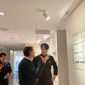 Choi Hyun-seok Instagram - 명실상부 프랑스 론 지역 최고 와인생산자.
에르미따쥬의 쉬라 포도품종의 명작을 만드는 생산자
Jean louis Chave 님께서 쵸이닷을 방문해 주셨습니다

King of Rhone

오늘 너무 과한칭찬을 해주셔서 부끄럽기도 했지만 요리하는 보람이 큰 하루였습니다

묵묵히 나다운 재미있고 즐거운 창의적인 요리로 정진하겠습니다

#jeanlouischave #restaurant #CHOIDOT