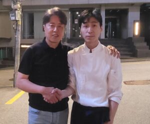 Choi Hyun-seok Instagram - 장진모셰프의 Flux 

7년전 뉴욕행사도 함께했던 셰프장진모
진모셰프가 요리는 진짜 잘한다고 생각됐던 디너

함께 식사했던 일행이 뭔가 이제 진모셰프에게  원숙미가 느껴졌다고
했는데 매우 동감합니다
멋진다 장진모! 

#셰프장진모 #restaurantFlux  #레스토랑플럭스