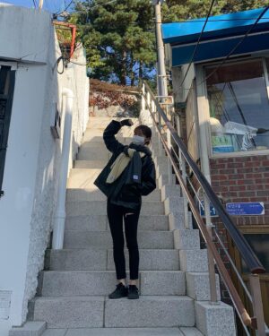 Choi Ji-su Instagram - 하나금융이 후원하는 이번 캠페인은 '가치 있는 한 스텝, 계단챌린지'이며, 500명의 참가자가 SNS 계단을 오르는 영상이나 사진을 촬영해 필수 해시태그 문구와 함께 올리면 20명의 아이들이 1년 동안 치료를 받을 수 있게 됩니다!

#hereIam #장애어린이지원 #가치있는한스텝 #계단챌린지 #엔젤스헤이븐 #하나금융 #공동모금회 #트레져헌터
함께 해요 🚶🏻‍♀️💕