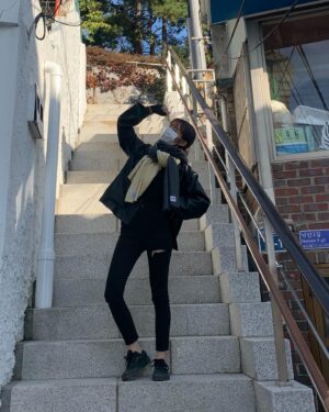 Choi Ji-su Instagram - 하나금융이 후원하는 이번 캠페인은 '가치 있는 한 스텝, 계단챌린지'이며, 500명의 참가자가 SNS 계단을 오르는 영상이나 사진을 촬영해 필수 해시태그 문구와 함께 올리면 20명의 아이들이 1년 동안 치료를 받을 수 있게 됩니다!

#hereIam #장애어린이지원 #가치있는한스텝 #계단챌린지 #엔젤스헤이븐 #하나금융 #공동모금회 #트레져헌터
함께 해요 🚶🏻‍♀️💕