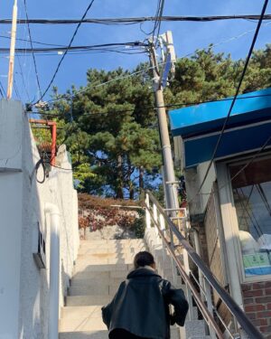 Choi Ji-su Instagram - 하나금융이 후원하는 이번 캠페인은 '가치 있는 한 스텝, 계단챌린지'이며, 500명의 참가자가 SNS 계단을 오르는 영상이나 사진을 촬영해 필수 해시태그 문구와 함께 올리면 20명의 아이들이 1년 동안 치료를 받을 수 있게 됩니다!

#hereIam #장애어린이지원 #가치있는한스텝 #계단챌린지 #엔젤스헤이븐 #하나금융 #공동모금회 #트레져헌터
함께 해요 🚶🏻‍♀️💕