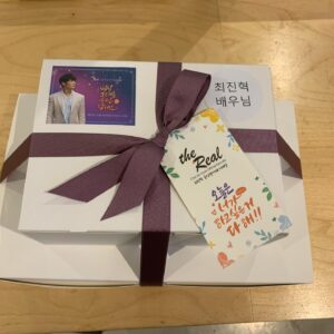 Choi Jin-hyuk Instagram - 얼마전 일본 온라인 팬미팅을 잘마쳤습니다 소식 늦어 죄송해요 온라인이라 직접 봴수없어 참 아쉬웠어요 ㅠㅠ빨리 코로나가 끝나고 오프라인으로 만났으면 좋겠습니다..그리고 레알에서 보내주신 도시락 너무 맛있게 잘먹었어요 배가 너무 고팠을때라...ㅋㅋ암튼 이제 2021년이네요 다들 새해복많이 받으시고 건강하세요 빨리 찾아봴게요~!!!^^❤️😍👍