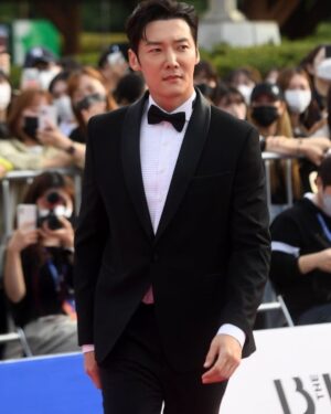 Choi Jin-hyuk Instagram - 몇년만의 시상식..참 감회가 새롭고 첫 연기대상때 이후로 처음으로 긴장도 되고..설레기도 했고..초심으로 돌아간듯한 기분이었습니다.감사합니다.기자님들 멋진 사진도 너무 감사하구요.앞으로도 초심잃지않고 열심히 ,잘 ,배려하고 성실하게 연기할게요 감사합니다!😍