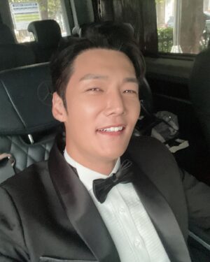 Choi Jin-hyuk Instagram - 몇년만의 시상식..참 감회가 새롭고 첫 연기대상때 이후로 처음으로 긴장도 되고..설레기도 했고..초심으로 돌아간듯한 기분이었습니다.감사합니다.기자님들 멋진 사진도 너무 감사하구요.앞으로도 초심잃지않고 열심히 ,잘 ,배려하고 성실하게 연기할게요 감사합니다!😍