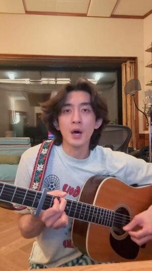 Choi Jung-hoon Instagram - 본가가서 말티즈 많이 만지는 설날 되시길.. 평화롭고 아름다운 설날 연휴 되시길.. 그런 마음에서 늙은개 들려드려봅니다.. 새해복!!!!