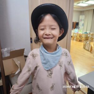 Choi Jung-in Instagram - 전화기에서 어떤 아이돌 가수가 춤추는 영상을 보았다며 이런 춤이었다고 설명해줌
전화기로 반달이를 찍었다고
전화기로 셀카를 찍었다고 
마음이 안 좋을 때 집 청소를 하다보면 이런 거 건질 때가 있다 마법같은 순간!!