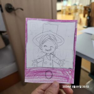 Choi Jung-in Instagram - 전화기에서 어떤 아이돌 가수가 춤추는 영상을 보았다며 이런 춤이었다고 설명해줌
전화기로 반달이를 찍었다고
전화기로 셀카를 찍었다고 
마음이 안 좋을 때 집 청소를 하다보면 이런 거 건질 때가 있다 마법같은 순간!!