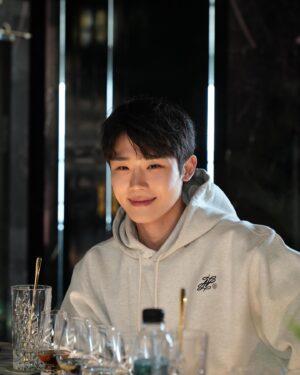 Choi Si-hun Instagram - 좋은사람들과 좋은시간
디아지오의 시그니처 바블렌드에서 경험한 프리미엄 한정 칵테일과 바블렌더만의 특병한 시샤의 경험 
@blend__cheongsam
#디아지오시그니처바