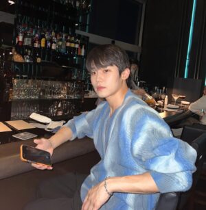 Choi Si-hun Instagram - 그리운 #japan 
일본 긴자에서 우연히 찾아간 카페 @salon_de_louis2  아경이 아름다웠던 숙소