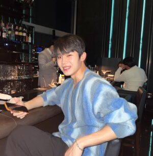 Choi Si-hun Instagram - 그리운 #japan 
일본 긴자에서 우연히 찾아간 카페 @salon_de_louis2  아경이 아름다웠던 숙소