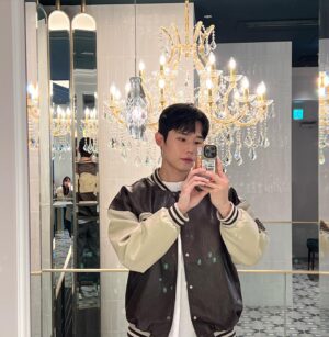 Choi Si-hun Instagram - 그리운 #japan 
일본 긴자에서 우연히 찾아간 카페 @salon_de_louis2  아경이 아름다웠던 숙소