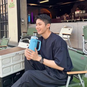 Choi Si-hun Instagram - __________
#광고 @stanley_korea 
일단 광고제품 중 매일 들고다니는 찐러버템입니다 얼음 안녹는게 진짜 신기 

스탠리의 신제품 퀜처 H2.0 텀블러를 제품을 받아 알차게 수분섭취 해봤습니다. 💧 

수분보충이 필수인 더워지는 날씨에 운전 중, 사무실에서 필수템인 텀블러! 
30oz(887ml)로 대용량이라 한 번 물 채우고 하루 종일 마실 수 있었어요. 
특히 운전할 때, 빨대랑 손잡이가 있어서 더욱 편했습니다! 

제가 사용한 제품은 풀(Pool) 컬러인데 확실히 파란색이라 그런지 더 시원한 느낌 들지 않나요? 
심지어 얼음이 담긴음료는 최대 48시간까지 얼음이 녹지 않고 유지된다고 하네요. 
무더위가 예상되는 올여름 스탠리 텀블러로 시원한 수분보충 어떠실까요! 
#스탠리텀블러 #퀜처 #standbyme_stanley #스탠리 #워터풀타임