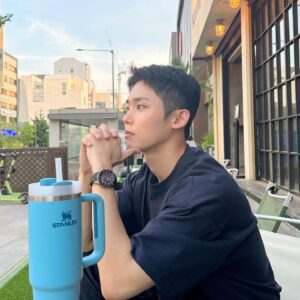 Choi Si-hun Instagram - __________
#광고 @stanley_korea 
일단 광고제품 중 매일 들고다니는 찐러버템입니다 얼음 안녹는게 진짜 신기 

스탠리의 신제품 퀜처 H2.0 텀블러를 제품을 받아 알차게 수분섭취 해봤습니다. 💧 

수분보충이 필수인 더워지는 날씨에 운전 중, 사무실에서 필수템인 텀블러! 
30oz(887ml)로 대용량이라 한 번 물 채우고 하루 종일 마실 수 있었어요. 
특히 운전할 때, 빨대랑 손잡이가 있어서 더욱 편했습니다! 

제가 사용한 제품은 풀(Pool) 컬러인데 확실히 파란색이라 그런지 더 시원한 느낌 들지 않나요? 
심지어 얼음이 담긴음료는 최대 48시간까지 얼음이 녹지 않고 유지된다고 하네요. 
무더위가 예상되는 올여름 스탠리 텀블러로 시원한 수분보충 어떠실까요! 
#스탠리텀블러 #퀜처 #standbyme_stanley #스탠리 #워터풀타임