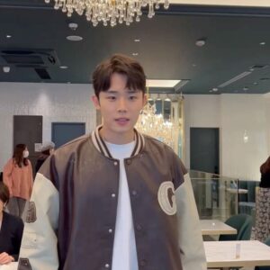 Choi Si-hun Instagram - 그리운 #japan 
일본 긴자에서 우연히 찾아간 카페 @salon_de_louis2  아경이 아름다웠던 숙소